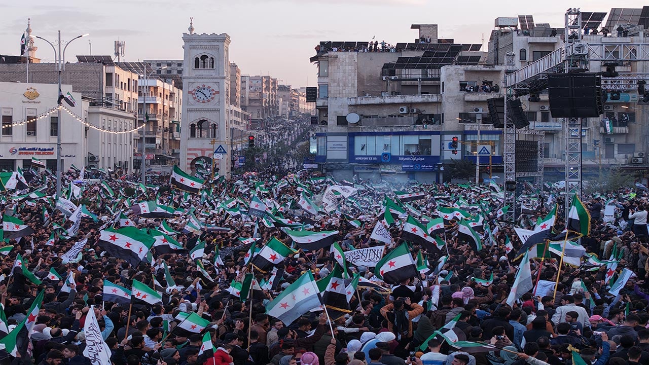 Foto - Suriye’de rejim sonrası ilk yıl! Sokaklar bayram yerine döndü!