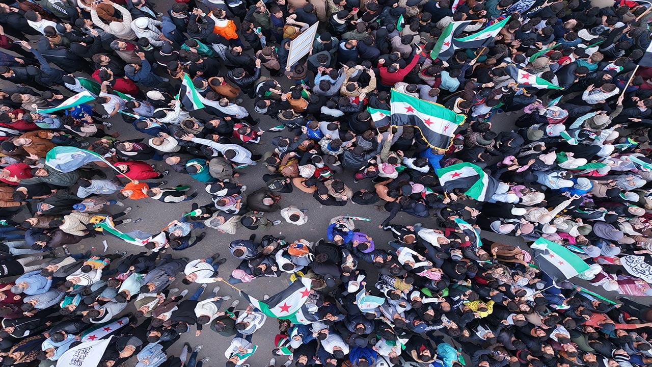 Foto - Suriye’de rejim sonrası ilk yıl! Sokaklar bayram yerine döndü!