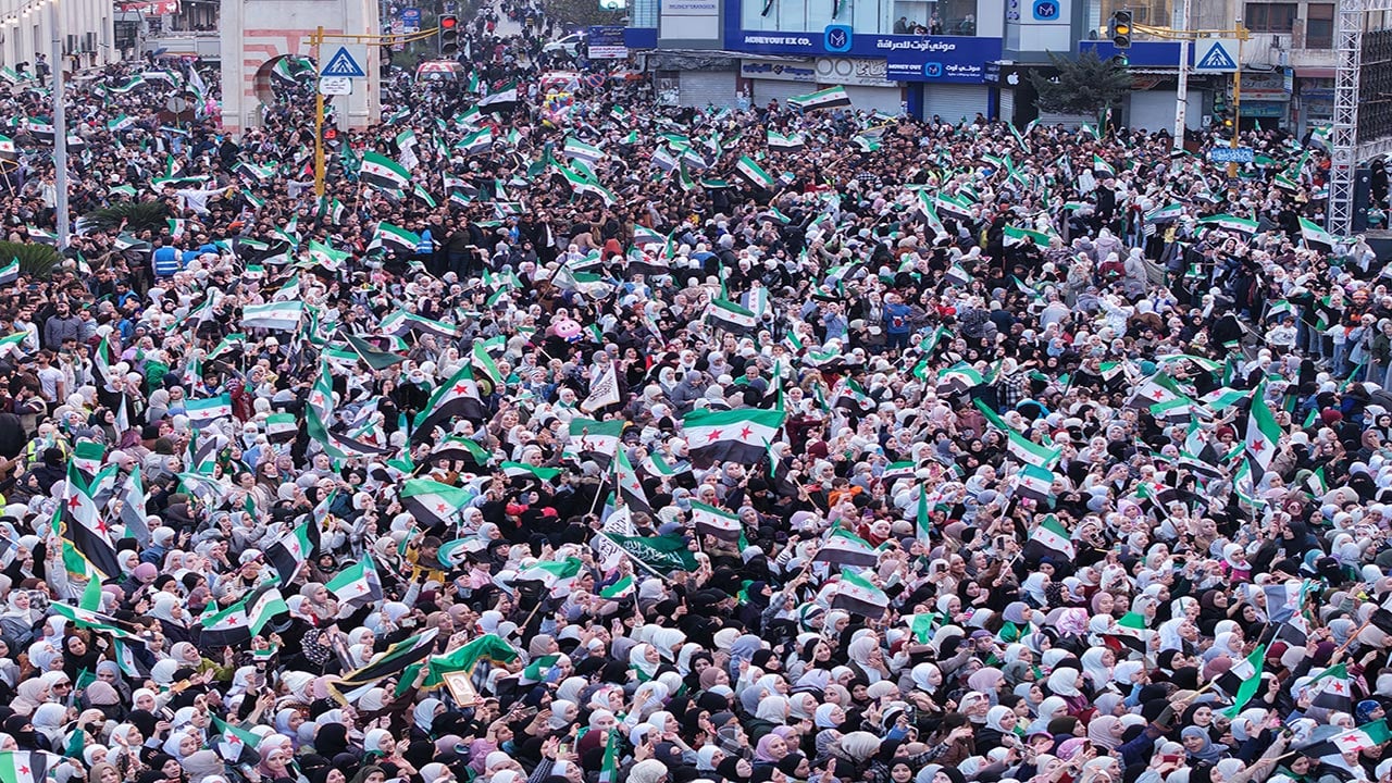 Foto - Suriye’de rejim sonrası ilk yıl! Sokaklar bayram yerine döndü!