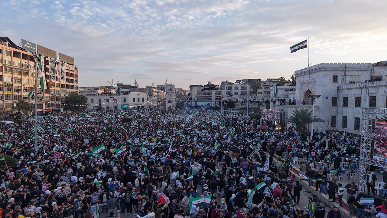 Foto - Suriye’de rejim sonrası ilk yıl! Sokaklar bayram yerine döndü!
