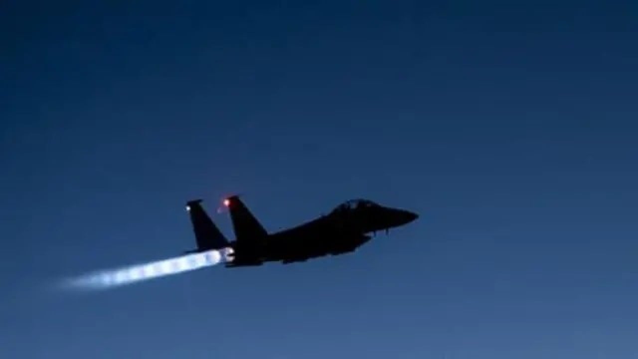 Foto - Suriye'de yine bir şeyler deneniyor: Savaş uçakları peş peşe havalanıp bomba yağdırdı