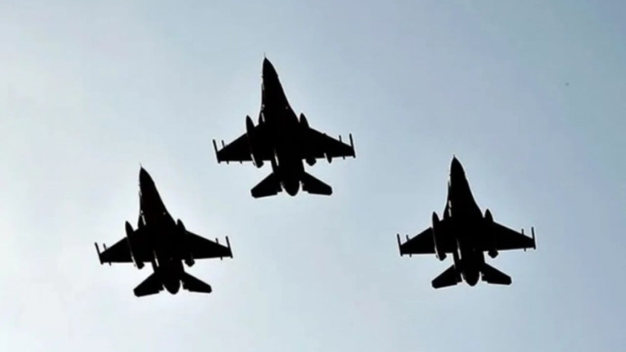 Foto - Suriye'de yine bir şeyler deneniyor: Savaş uçakları peş peşe havalanıp bomba yağdırdı