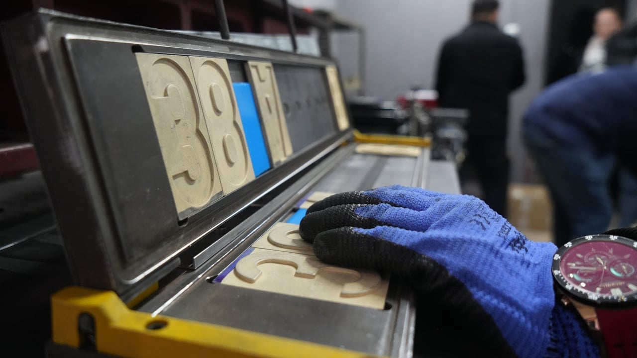 Foto - Sürücüler 1 Nisan’a kadar acele ediyor! APP plaka alarmı verildi, 1 yıllık plaka 20 günde basıldı!