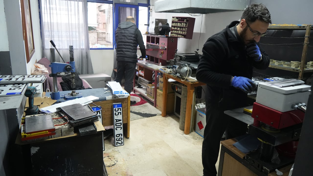 Foto - Sürücüler 1 Nisan’a kadar acele ediyor! APP plaka alarmı verildi, 1 yıllık plaka 20 günde basıldı!