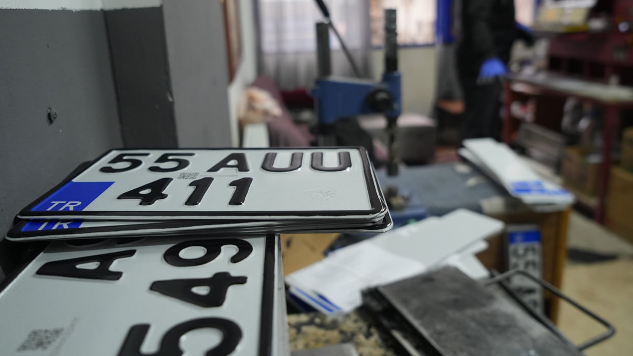 Sürücüler 1 Nisan’a kadar acele ediyor! APP plaka alarmı verildi, 1 yıllık plaka 20 günde basıldı!