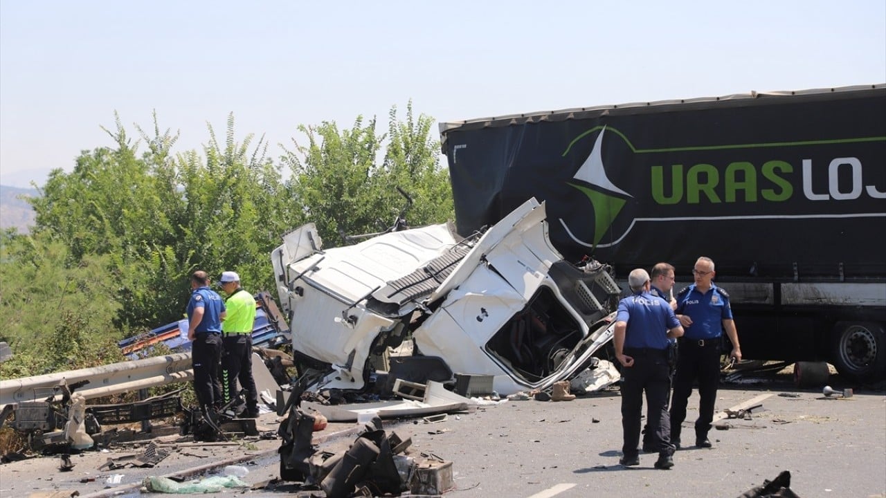 Foto - Sürücülerden biri öldü İki tır kafa kafaya çarpıştı