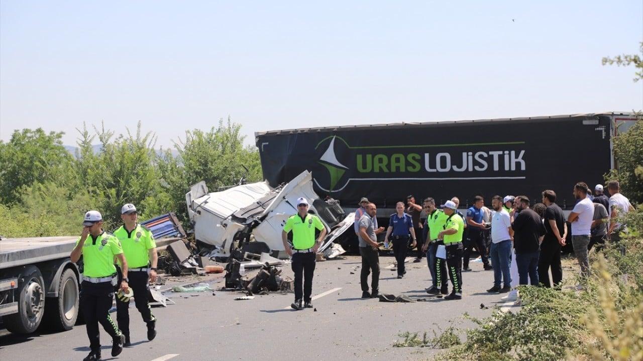 Foto - Sürücülerden biri öldü İki tır kafa kafaya çarpıştı