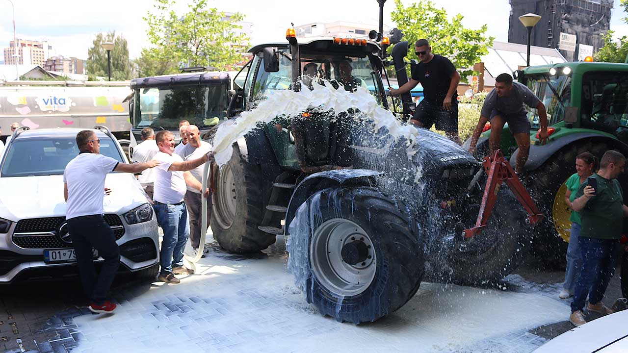 Foto - Süt üreticileri protestoda yüzlerce litre süt döktü