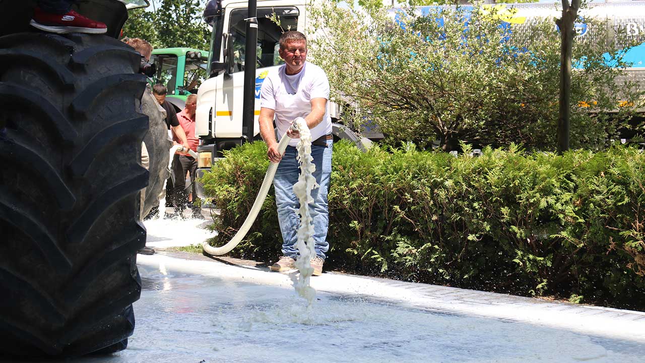 Foto - Süt üreticileri protestoda yüzlerce litre süt döktü