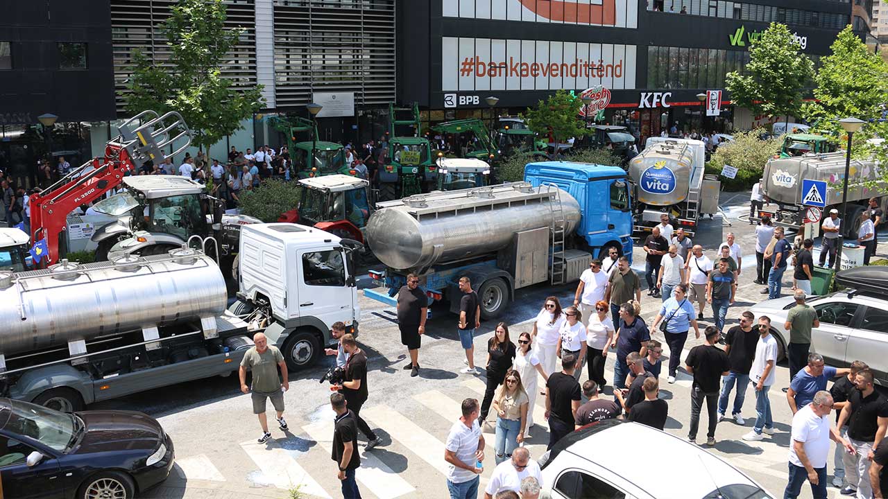 Foto - Süt üreticileri protestoda yüzlerce litre süt döktü