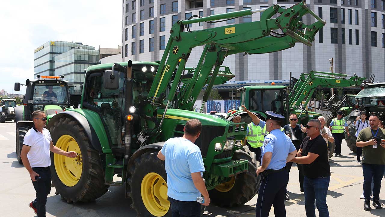 Foto - Süt üreticileri protestoda yüzlerce litre süt döktü