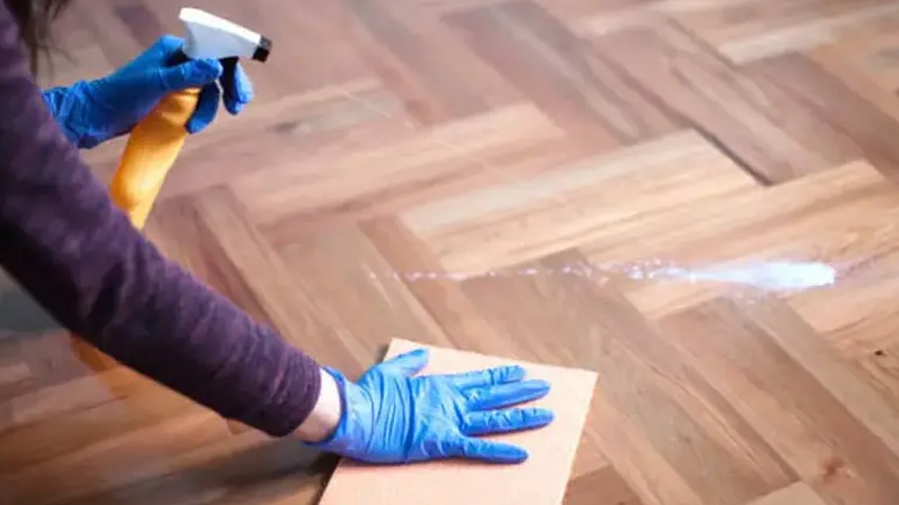 Foto - Suya sadece 1 kaşık ekleyin! Parkelerin günlerce toz tutmasını kısa sürede engelliyor!