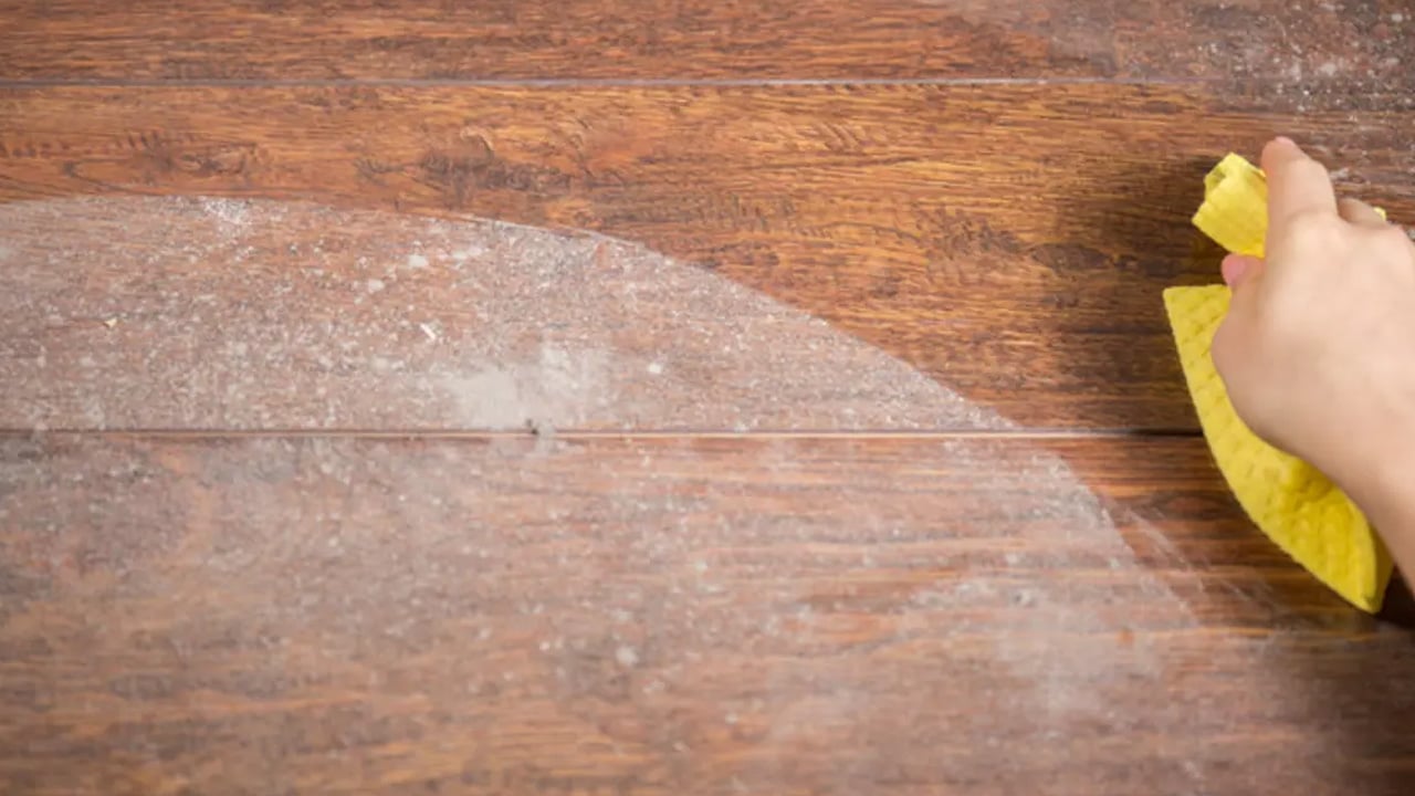 Foto - Suya sadece 1 kaşık ekleyin! Parkelerin günlerce toz tutmasını kısa sürede engelliyor!