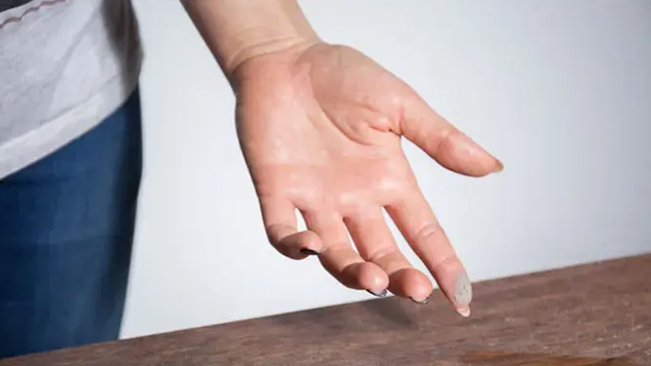 Foto - Suya sadece 1 kaşık ekleyin! Parkelerin günlerce toz tutmasını kısa sürede engelliyor!