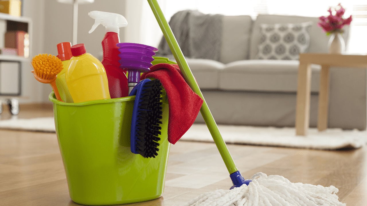 Foto - Suya sadece 1 kaşık ekleyin! Parkelerin günlerce toz tutmasını kısa sürede engelliyor!