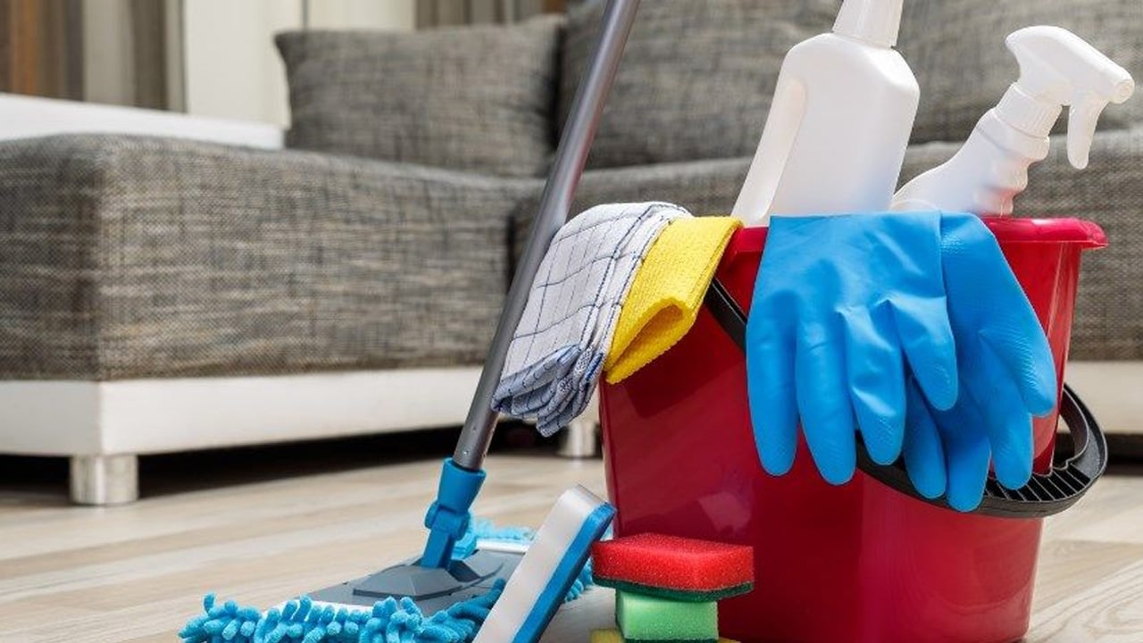 Suya sadece 1 kaşık ekleyin! Parkelerin günlerce toz tutmasını kısa sürede engelliyor!