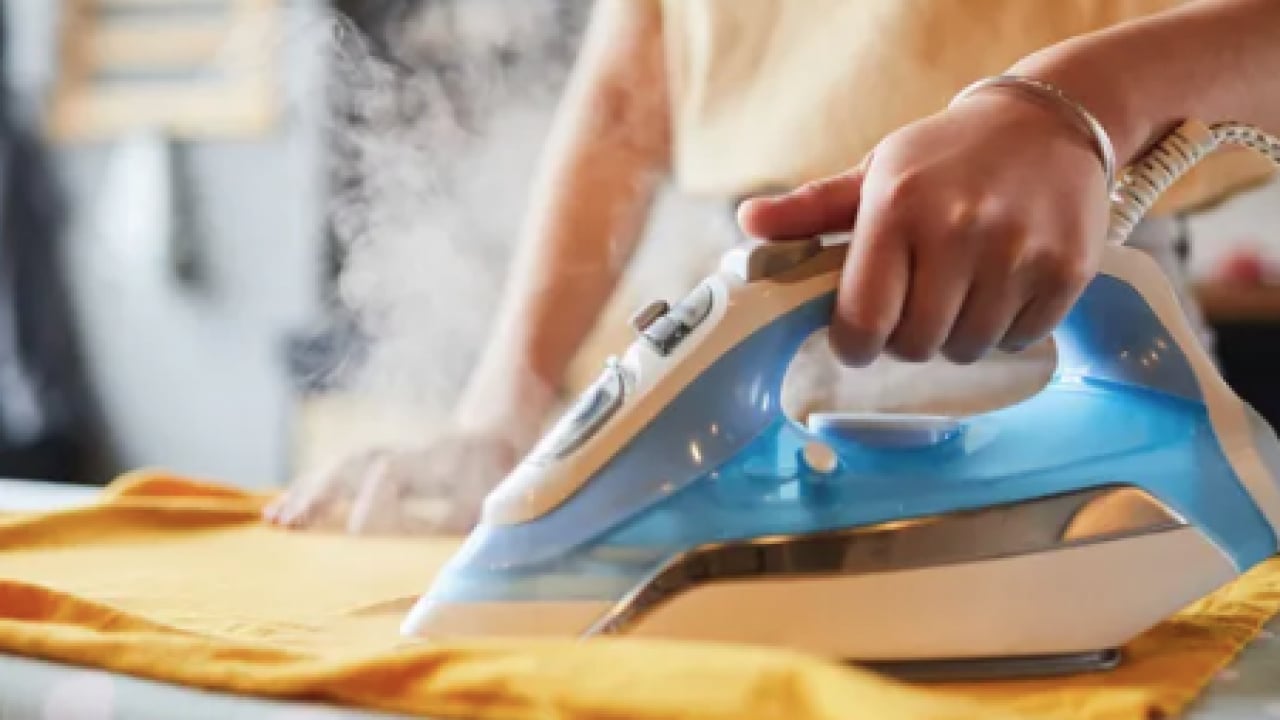 Foto - Tabanı kararmış ütülere son! Sadece 2 malzemeyle pırıl pırıl oluyor! Aksi halde ütünün...