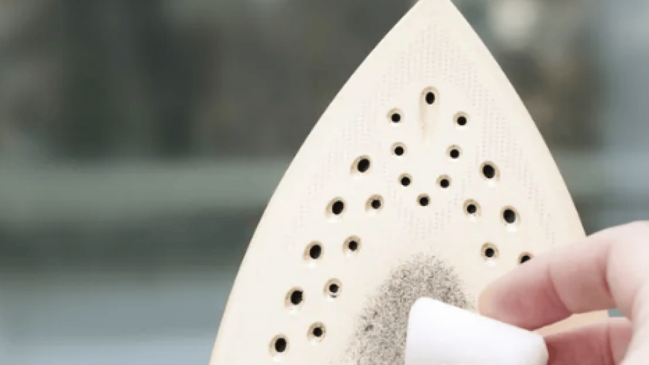 Foto - Tabanı kararmış ütülere son! Sadece 2 malzemeyle pırıl pırıl oluyor! Aksi halde ütünün...