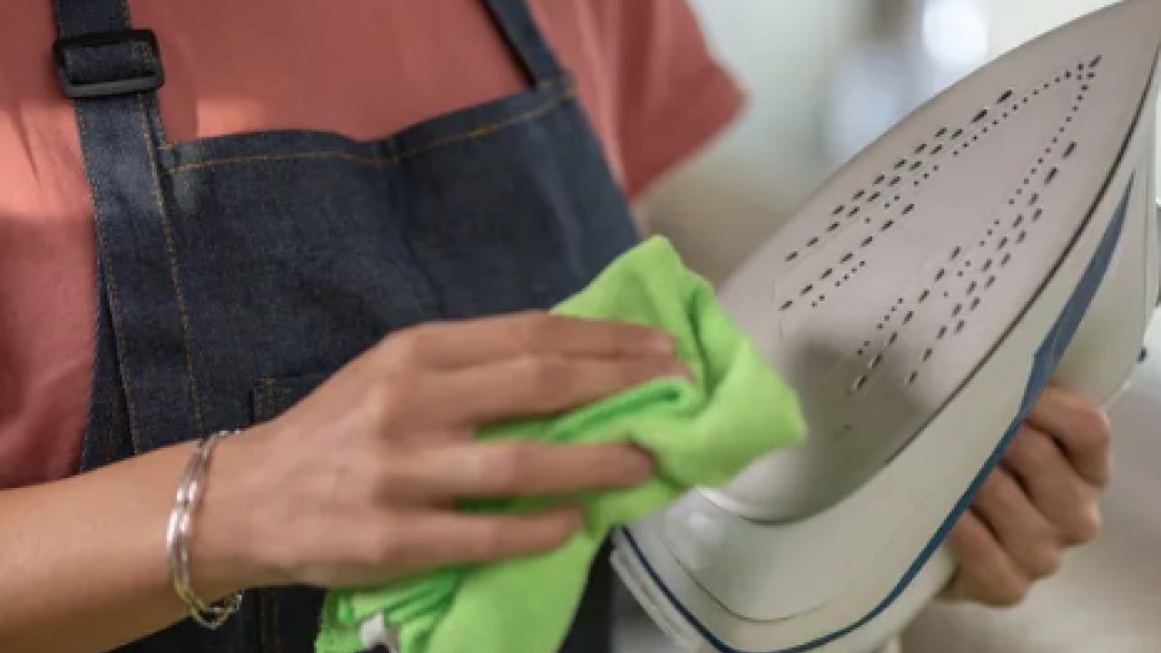 Foto - Tabanı kararmış ütülere son! Sadece 2 malzemeyle pırıl pırıl oluyor! Aksi halde ütünün...