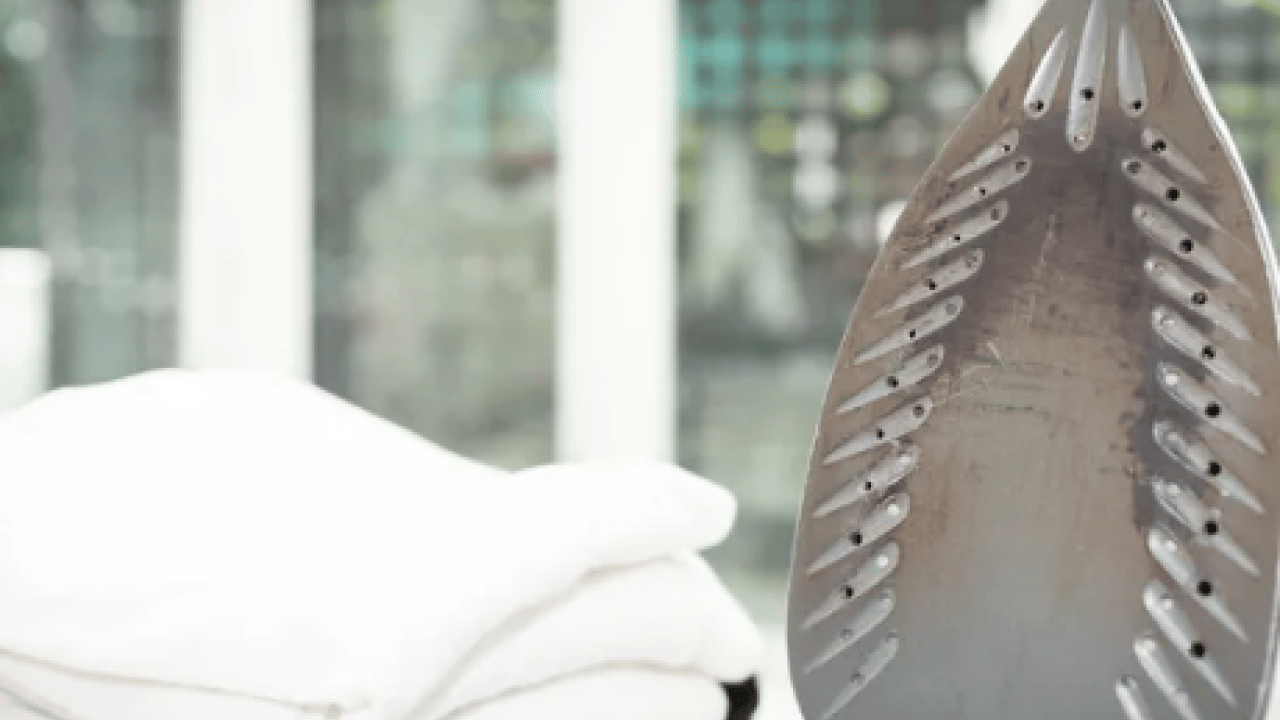 Tabanı kararmış ütülere son! Sadece 2 malzemeyle pırıl pırıl oluyor! Aksi halde ütünün...