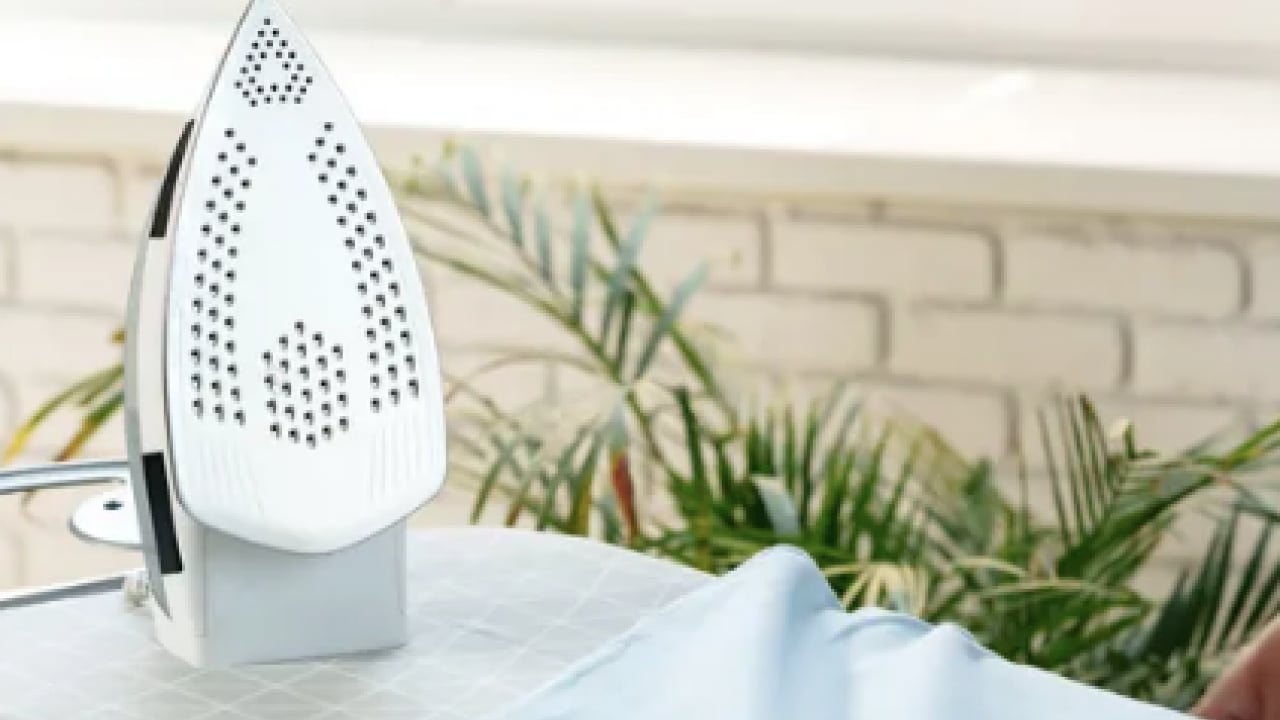 Foto - Tabanı kararmış ütülere son! Sadece 2 malzemeyle pırıl pırıl oluyor! Aksi halde ütünün...