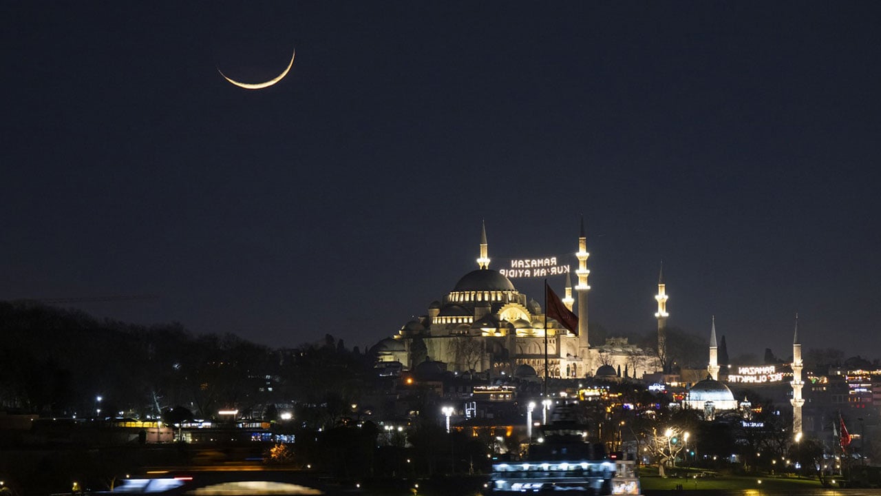 Foto - Tabloluk manzara! İstanbul’da Ramazan hilali mest etti
