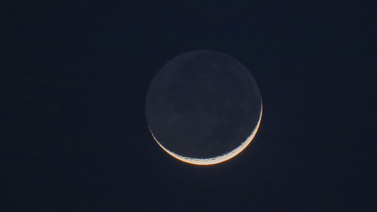Foto - Tabloluk manzara! İstanbul’da Ramazan hilali mest etti