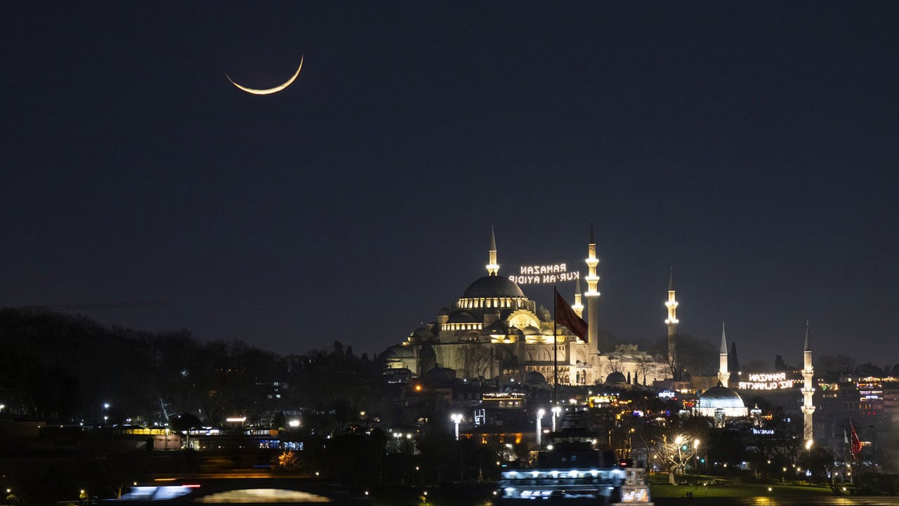 Foto - Tabloluk manzara! İstanbul’da Ramazan hilali mest etti