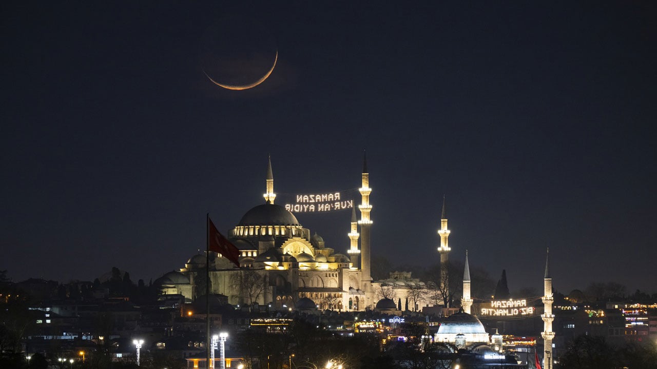 Foto - Tabloluk manzara! İstanbul’da Ramazan hilali mest etti