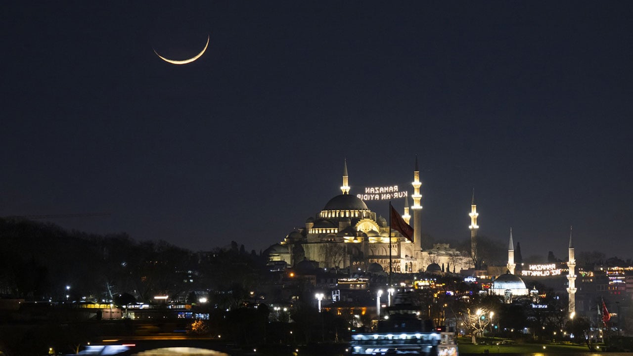 Foto - Tabloluk manzara! İstanbul’da Ramazan hilali mest etti