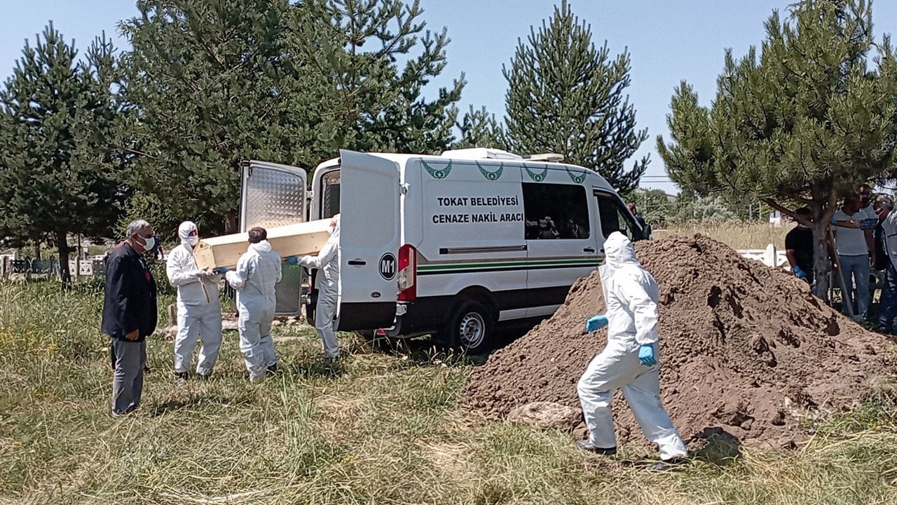 Foto - Tabutu özel kıyafetlerle taşıdı, mezara kimse yaklaştırılmadı