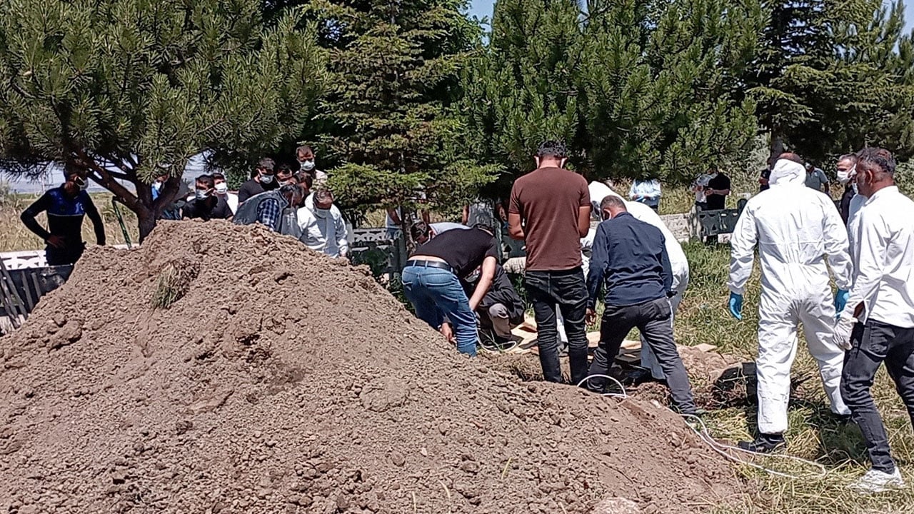 Foto - Tabutu özel kıyafetlerle taşıdı, mezara kimse yaklaştırılmadı