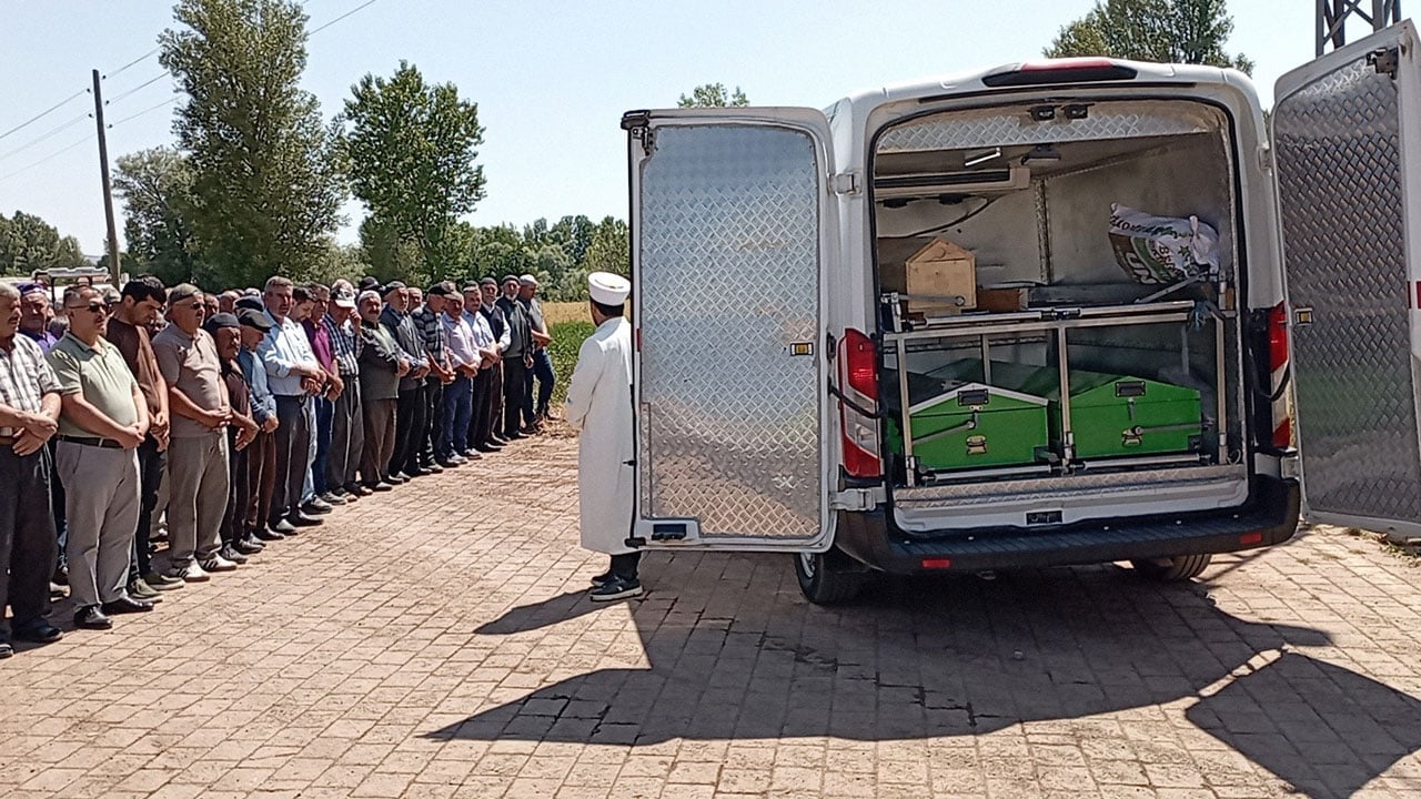 Foto - Tabutu özel kıyafetlerle taşıdı, mezara kimse yaklaştırılmadı