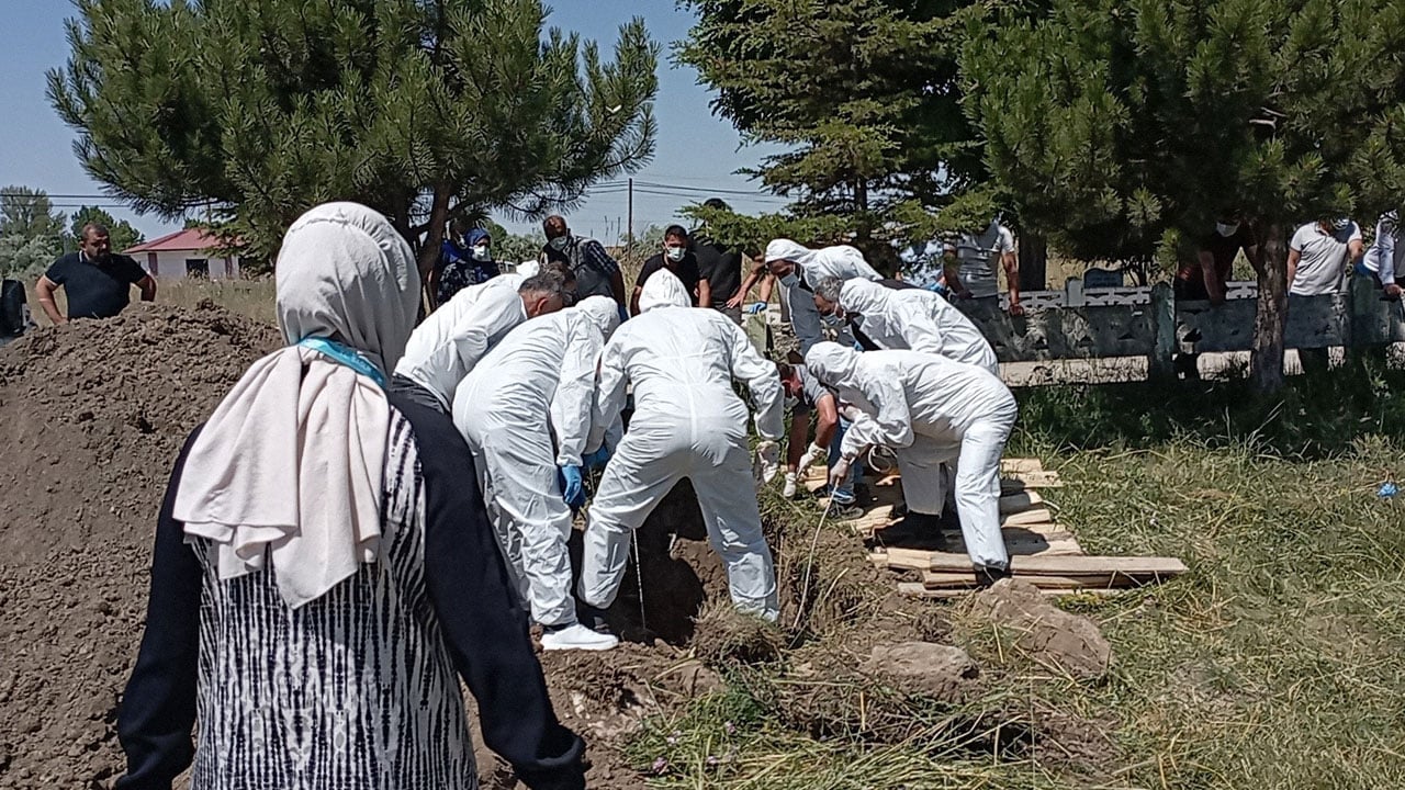 Foto - Tabutu özel kıyafetlerle taşıdı, mezara kimse yaklaştırılmadı