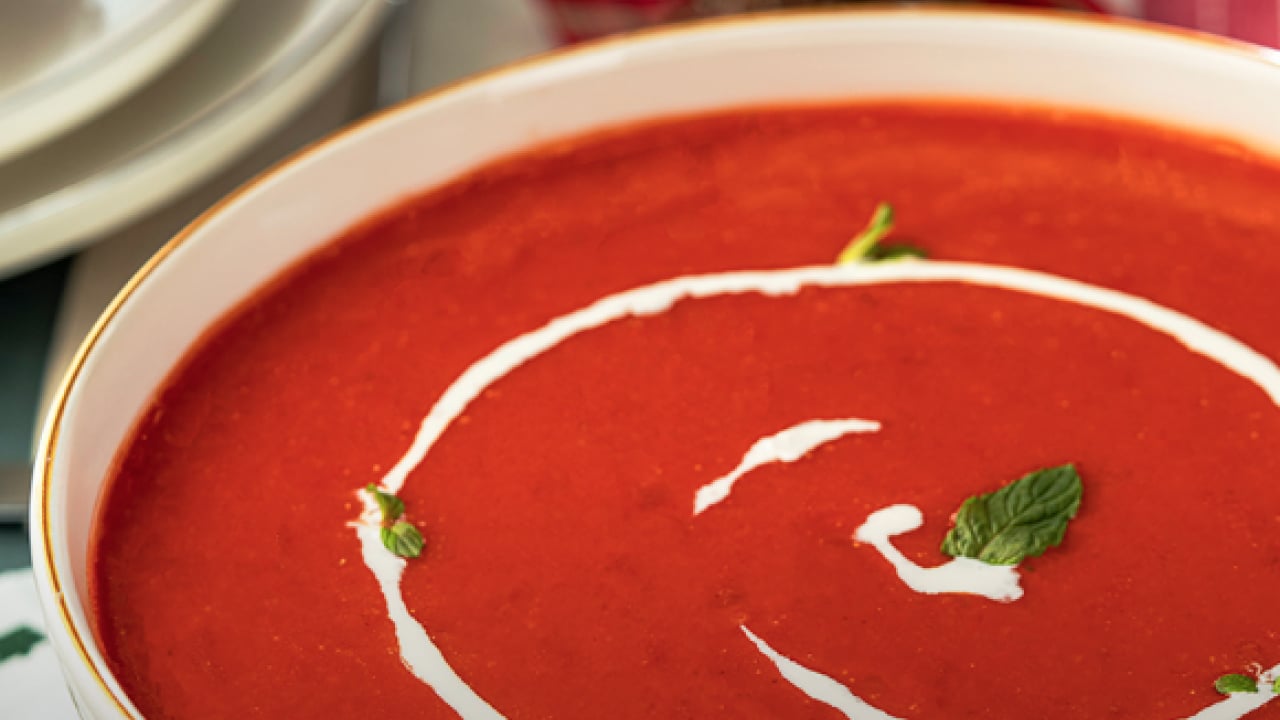 Foto - Tadımı eşsiz: Kaşarlar eriyor, Domates çorbası tarifi: Tüm lezzetleri dengeleri değiştirecek...