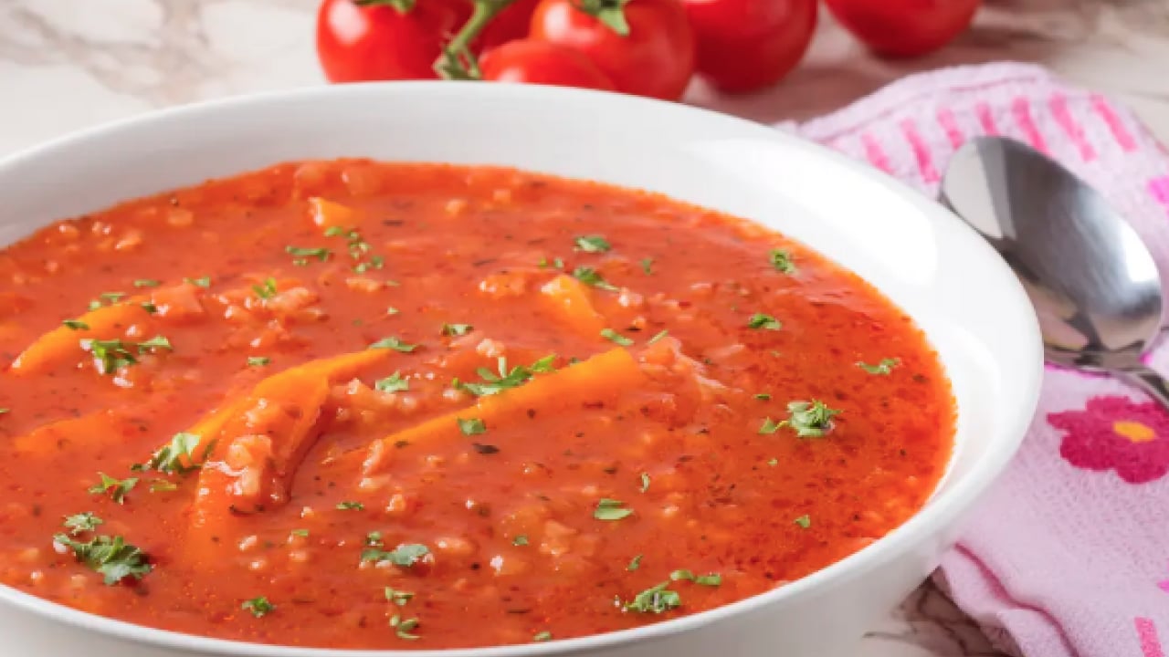 Foto - Tadımı eşsiz: Kaşarlar eriyor, Domates çorbası tarifi: Tüm lezzetleri dengeleri değiştirecek...