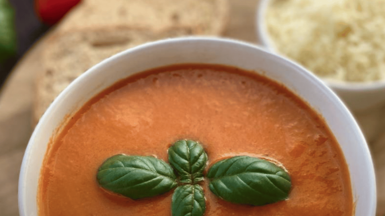 Foto - Tadımı eşsiz: Kaşarlar eriyor, Domates çorbası tarifi: Tüm lezzetleri dengeleri değiştirecek...