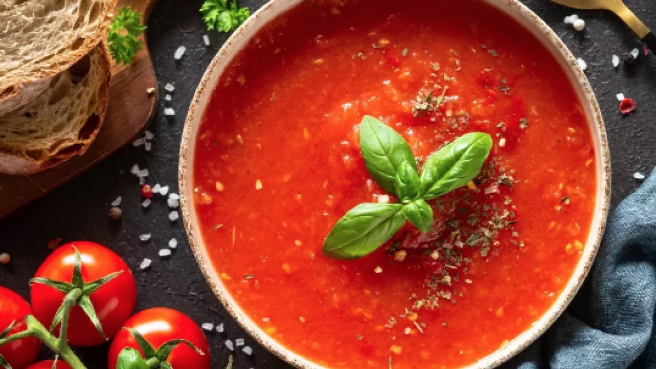 Foto - Tadımı eşsiz: Kaşarlar eriyor, Domates çorbası tarifi: Tüm lezzetleri dengeleri değiştirecek...
