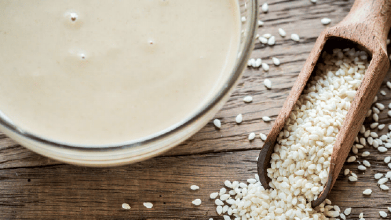 Tahinin dönemi başlıyor kahvaltıda... Kalbi koruyor, tansiyonu düşürüyor: Aç karnına bir tatlı kaşığı tüketin