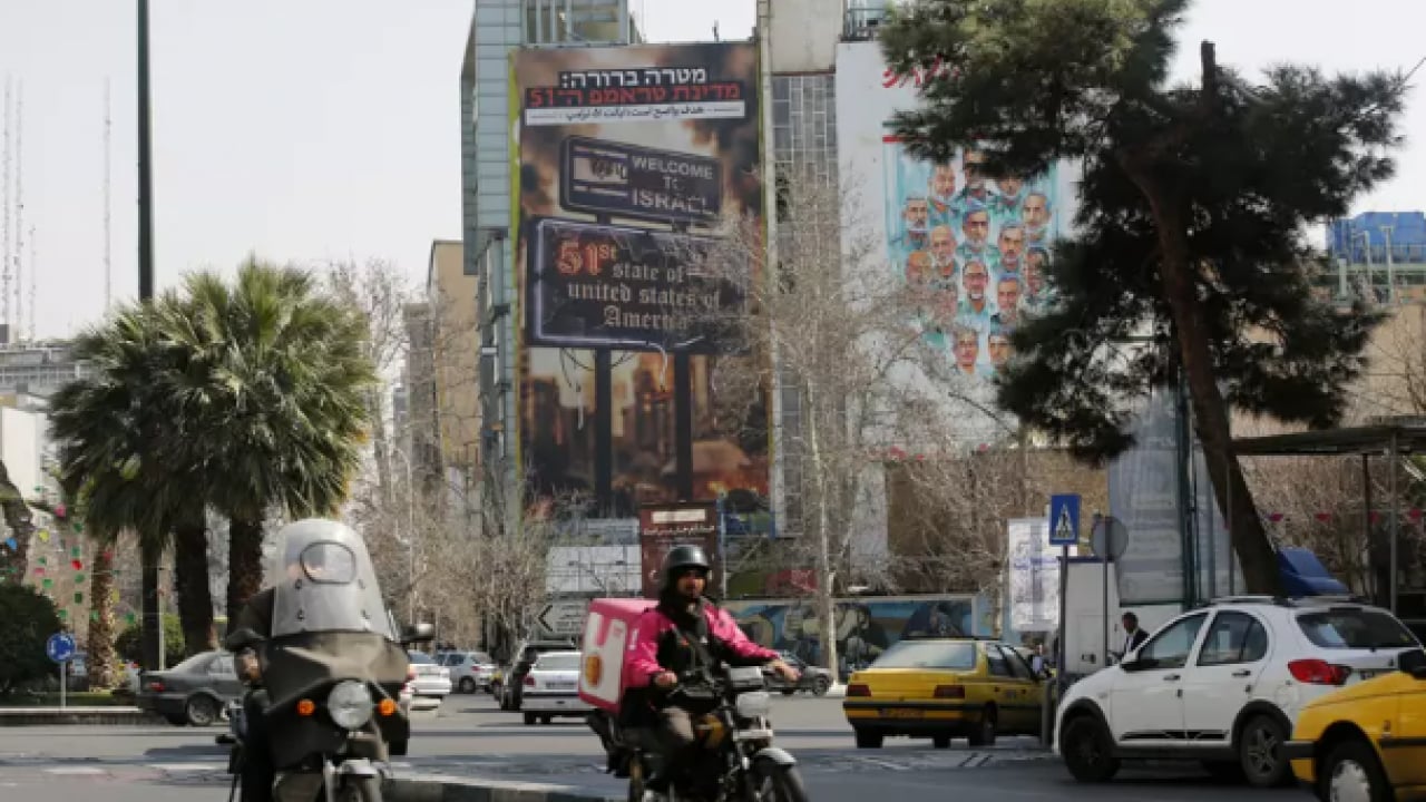 Foto - Tahran sokaklarında çarpıcı afişler! ABD ve İsrail'e böyle seslendiler!