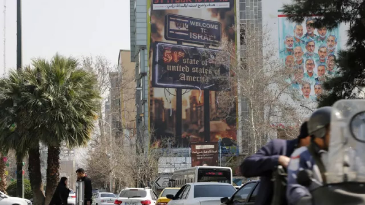 Foto - Tahran sokaklarında çarpıcı afişler! ABD ve İsrail'e böyle seslendiler!