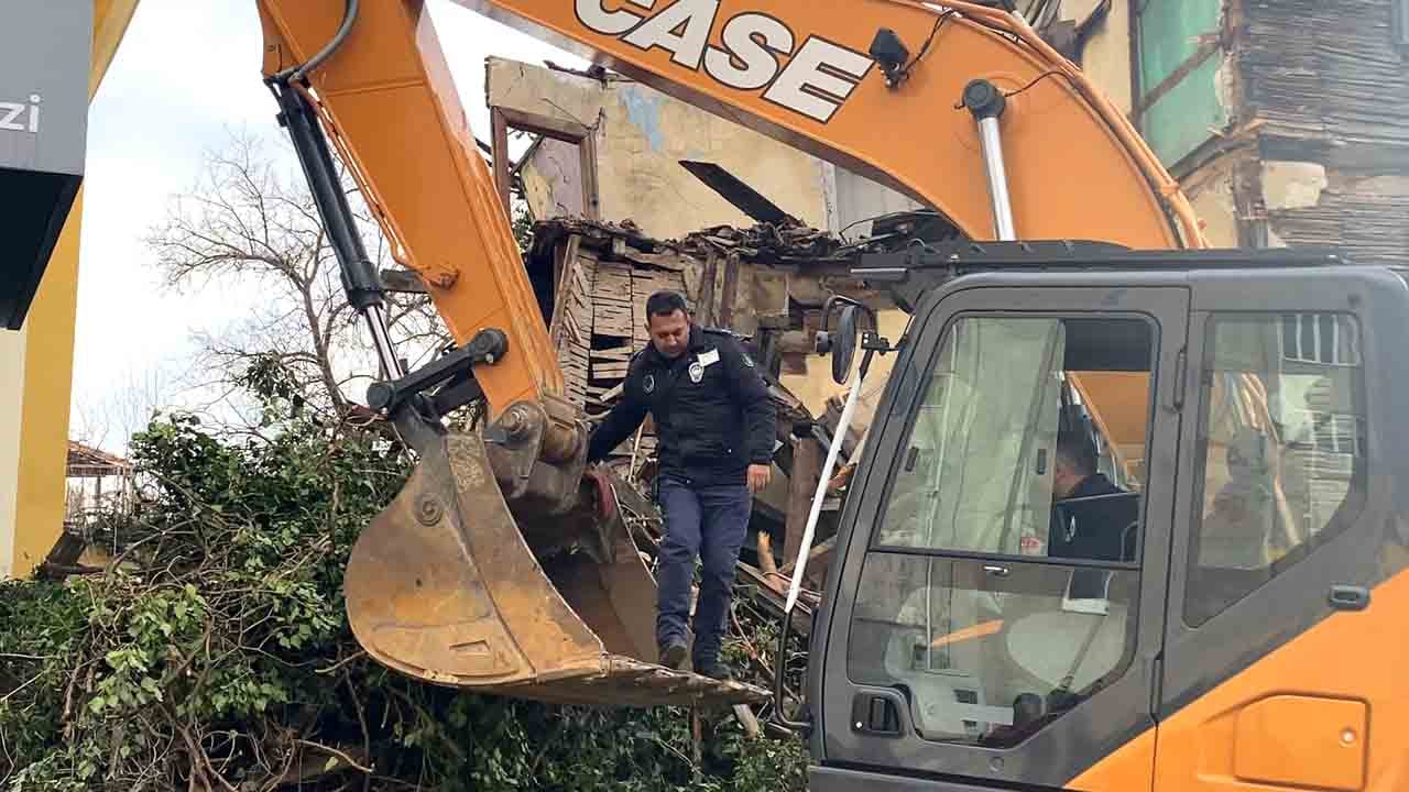 Takdir toplayan hassasiyet: Enkaz üzerinde Türk bayrağı mesaisi