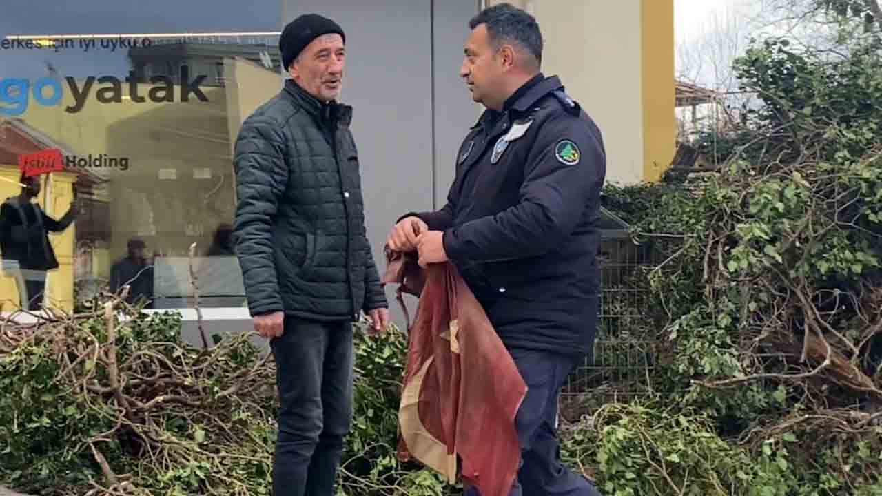 Foto - Takdir toplayan hassasiyet: Enkaz üzerinde Türk bayrağı mesaisi