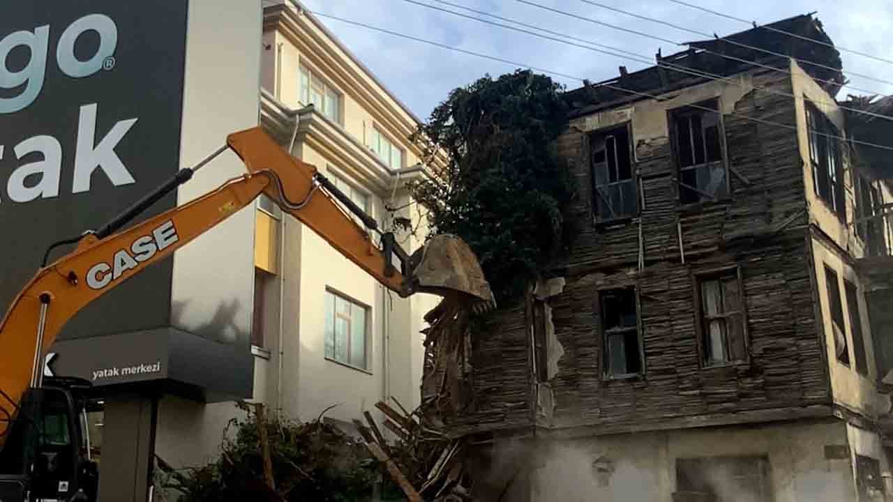 Foto - Takdir toplayan hassasiyet: Enkaz üzerinde Türk bayrağı mesaisi
