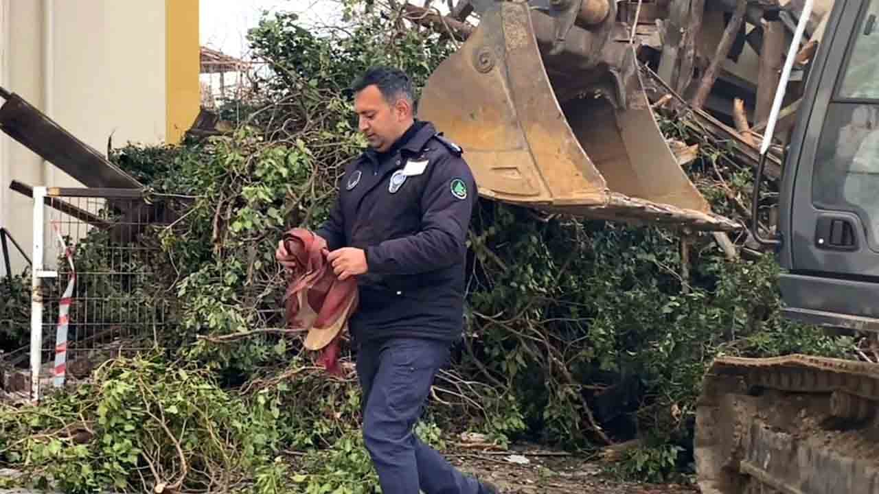 Foto - Takdir toplayan hassasiyet: Enkaz üzerinde Türk bayrağı mesaisi