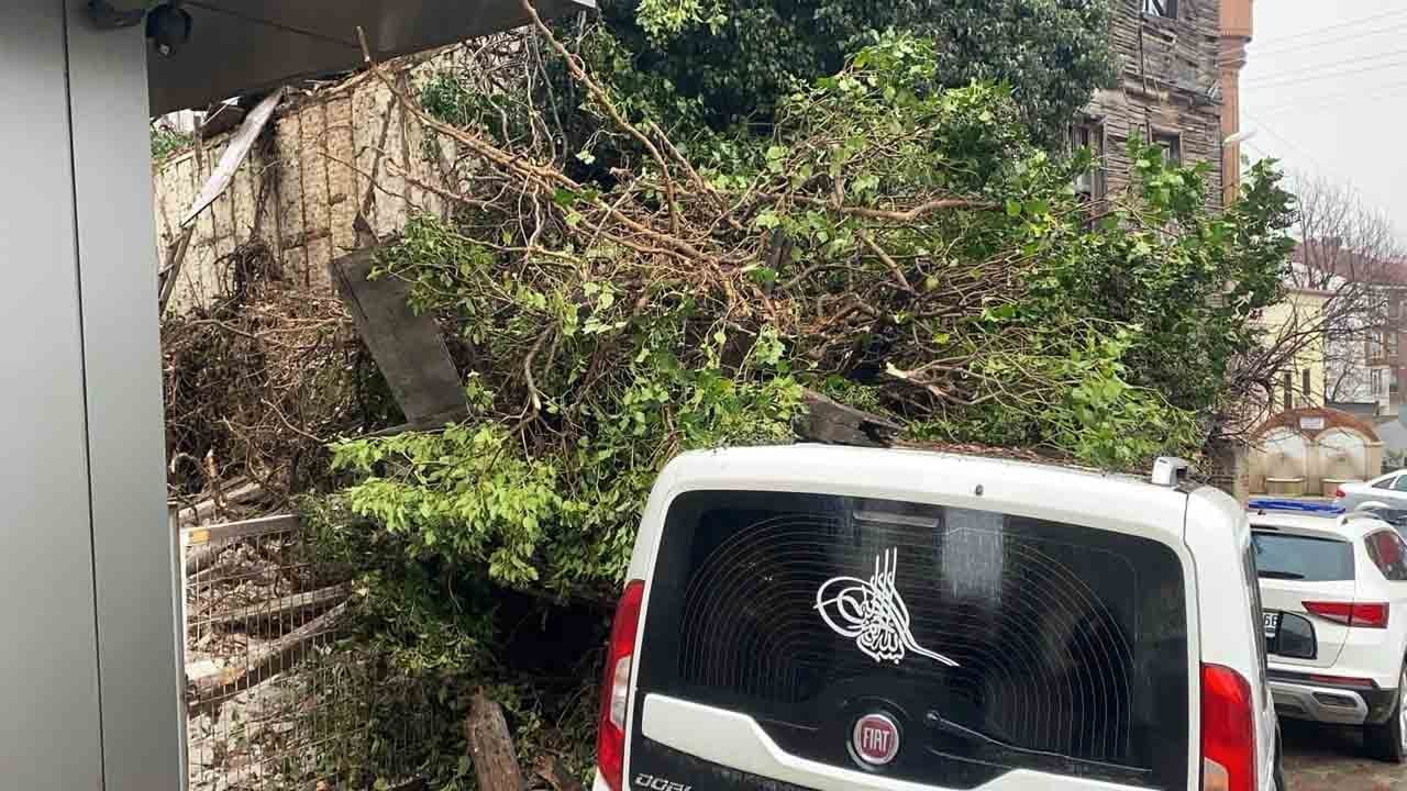 Foto - Takdir toplayan hassasiyet: Enkaz üzerinde Türk bayrağı mesaisi