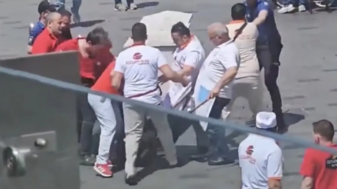 Foto - Esnaf o lafları duyunca dayanamadı! Taksim'de 2 magandaya meydan dayağı!