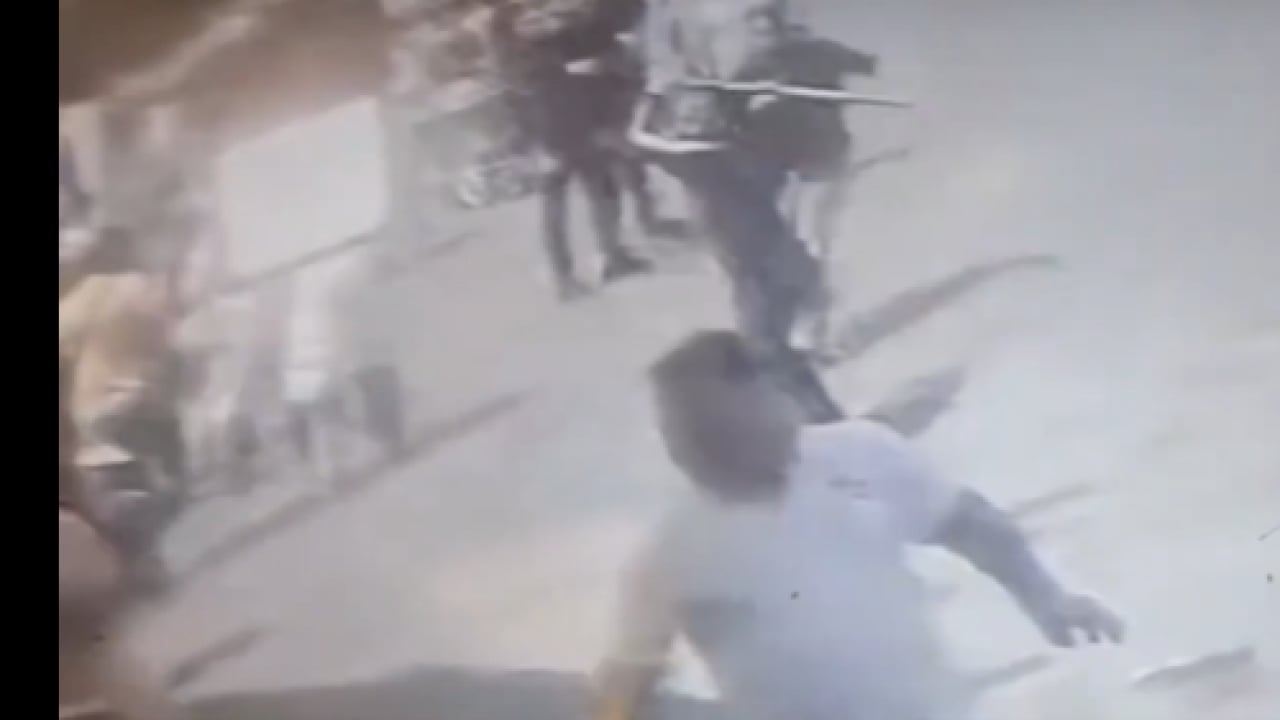 Foto - Esnaf o lafları duyunca dayanamadı! Taksim'de 2 magandaya meydan dayağı!