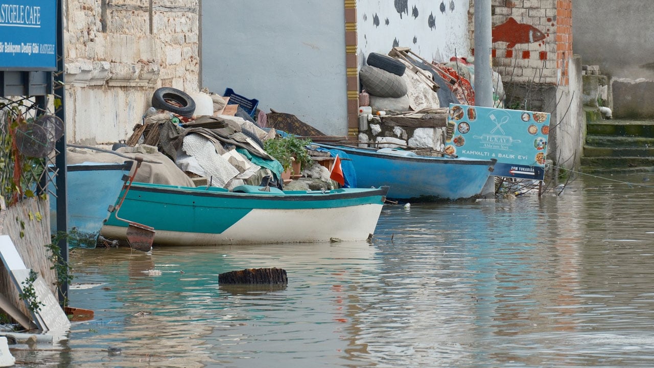 Foto - Tam 10 yıl sonra yeniden aynı manzara! Burası Venedik değil Ulubat Gölü
