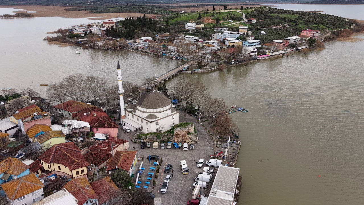 Foto - Tam 10 yıl sonra yeniden aynı manzara! Burası Venedik değil Ulubat Gölü